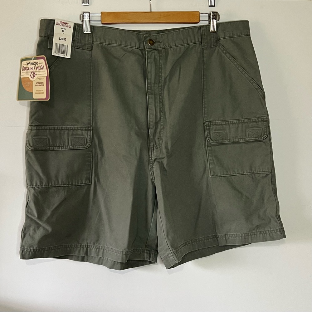 NWT Wrangler Rugged Wear Cargo Shorts Hiking Camping Size 42 Waist